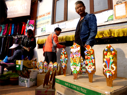 カラフルで美しいお飾り。手作り感が溢れています。