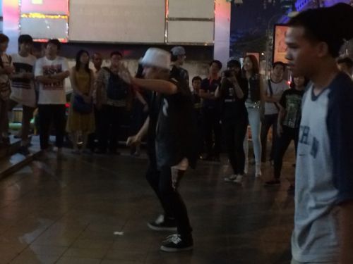 眠らない街シーロムでダンスを披露する「ストリート系」