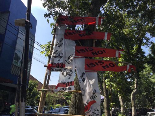 道端に掲げられているISIS NO!の旗。69回目の独立記念の旗と一緒に掲げられているので昨年8月頃からあると思われます