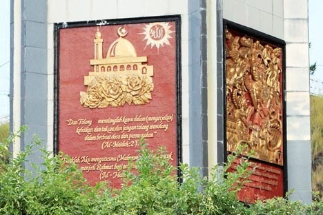 上のモニュメントの一部。左がイスラム教、右がヒンズー教です