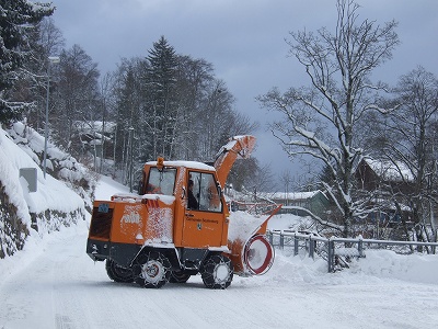 終日終夜、除雪車が大活躍。