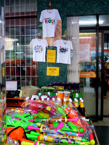 スーパーのホーリー特設コーナー。Tシャツまで売り出されています！