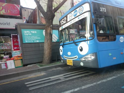 「タヨ」は「乗ってください」という意味の韓国語