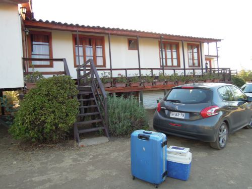 ベッド付きの4部屋とシャワー付きトイレ2部屋とキッチンなどが整備された貸屋