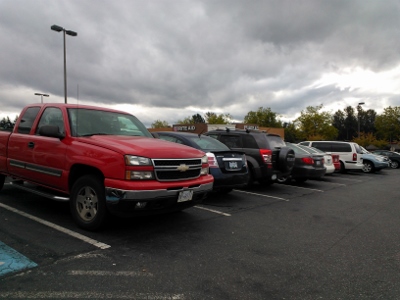 去年の夏、国境に近い街のスーパーの駐車場にはカナダナンバーの車が並んでいました
