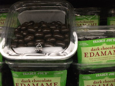 チョコレートでコーティングされた乾燥枝豆。カナダでは見ないお菓子です。