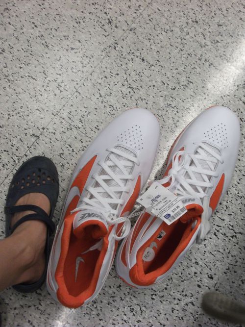 平均するとカナダ人より大きいアメリカ人。靴のコーナーにはこんなジャイアントサイズが。こういった発見も楽しい。