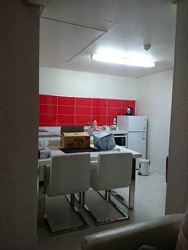 キッチン備え付けで食べ飲みしやすいのがペンションの良いところ