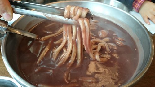 シンプルな小豆うどんは、満腹感があり、キムチとの相性も最高