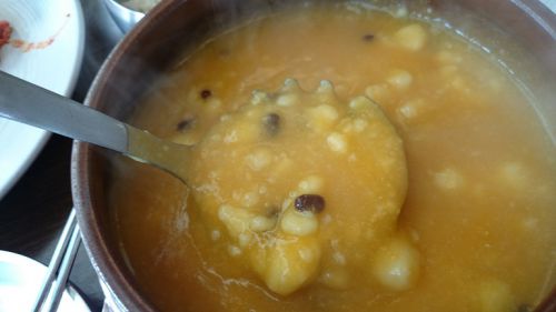 お餅や、彩りの小豆が入っている場合が多いカボチャ粥