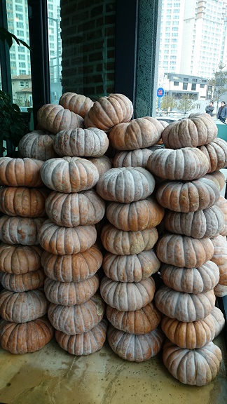 とある小豆粥専門店の入り口に積まれたカボチャ