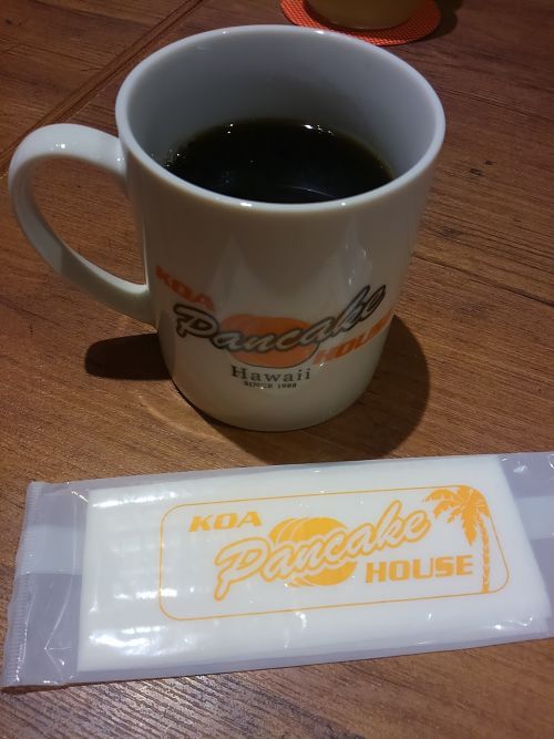 まずはコーヒー。ロゴの入ったマグとナプキン。