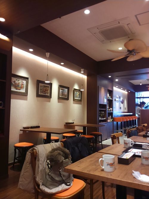 木調の落ち着いたインテリアの店内。