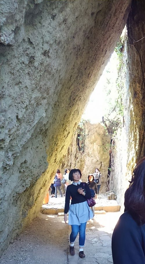 三角形をつくる岩。