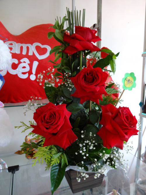 ブラジルのプレゼント用の花売り場でよく見かける開ききったバラ