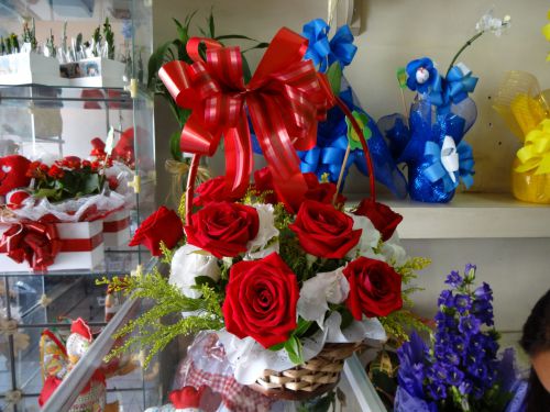 ブラジルのプレゼント用の花売り場でよく見かける開ききったバラ