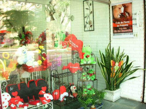 様々な「あなたを愛する」ぬいぐるみが並んだショーウインドウ