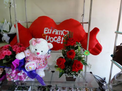 ハートに手がついた全長一メートル以上の「あなたを愛する」ぬいぐるみ