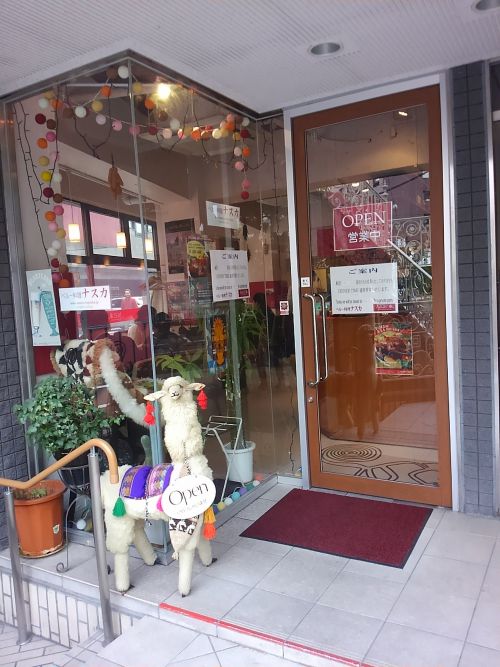 お店の外観。アルパカのお人形が歓迎してくれます。