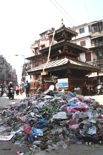 バザールのとあるお寺の前にも…。罰当たりな。