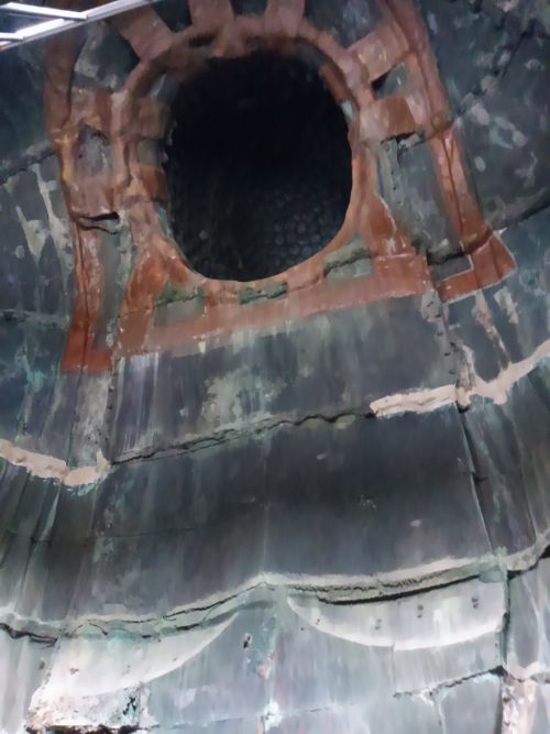 穴の部分が首です。奥が頭部になります。