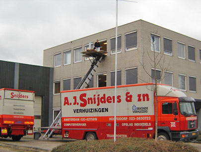 簡単に済ますには、引っ越しサービスを利用するのも手かも。