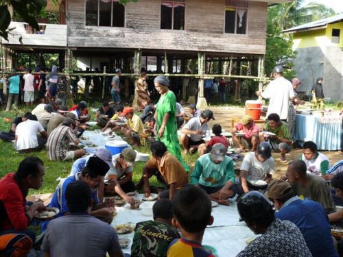 仕事後の食事会。汗を流した後の食事は格別なことでしょう