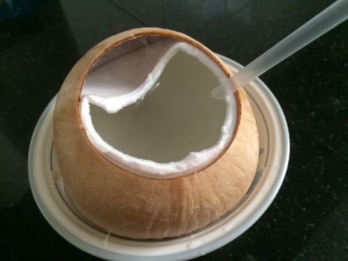 中にはココナッツジュースがたっぷり入っています