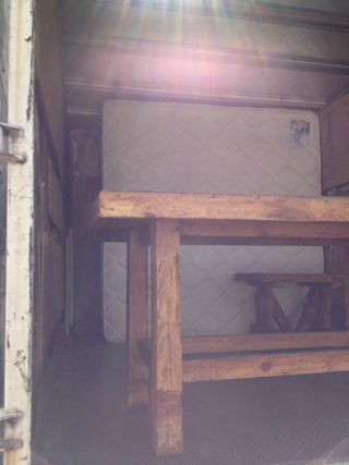 パズルのように詰め込まれた荷物。これでびくとも動かないのがプロの技。