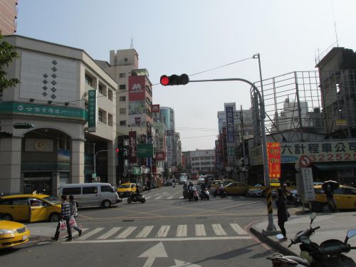 斗六駅の駅舎を背を向けるとこういう感じです