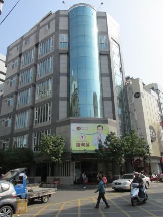 バス停がある建物