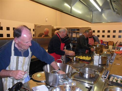 この料理教室では、何人のイクメンが養成されるか？