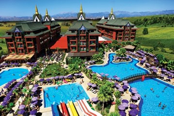 ホテル・エリア内には、レストランからスーパーまで何でも揃う。