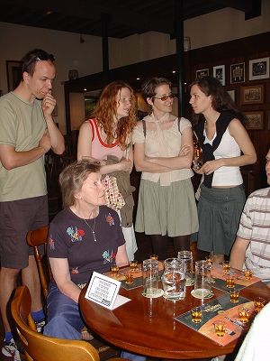 アイルランドのミドルトン蒸留所では、スコッチウィスキー、アイリッシュウィスキーなど飲み比べもできます。