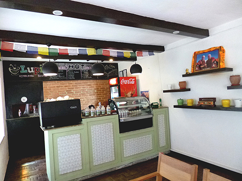 5色の祈祷旗が飾られています。