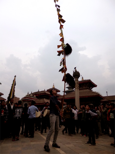 長い柱を天に突き立てるように回しています