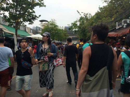 市場が開くのは週末だけ。そしてこの人混み