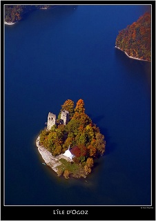 オゴズ島は、普段はこのような状態で湖水に囲まれています。