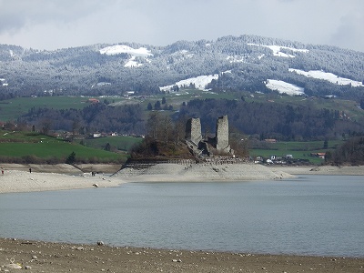 春先になるとダムの水位を下げるため、島までの砂利道が姿を現します。