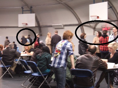 以前のスタイル。マルで囲んでいるのは、列をつくって順番を待つ保護者たちです