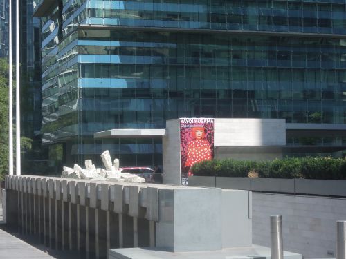 地下に潜るように作られた美術館