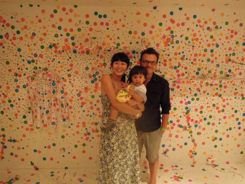 観覧者が水玉模様のシールを部屋中に貼って参加型で楽しめるスペースもありました