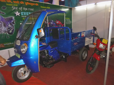 オート三輪車はメタリックカラー