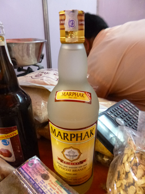 西ネパールの山岳地帯よりアプリコットブランデー。