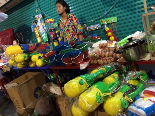 水かけ祭り用の水鉄砲屋台