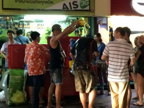 仲間内ならこういう水のかけかたもアリ