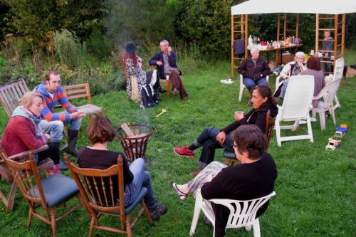 野菜の世話の合間にひと休みし、知人と語らうひとときも楽しい。