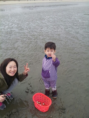 テジョンの友人家族は、西海岸のゴチャンという所まで潮干狩りに出かけたそうです（写真掲載許可を取っています）