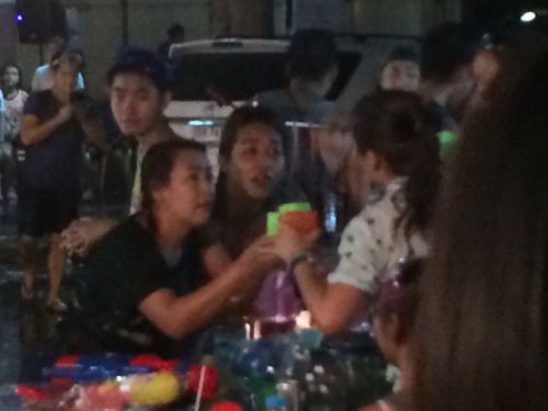 戦いの後の乾杯？びしょ濡れ3人娘