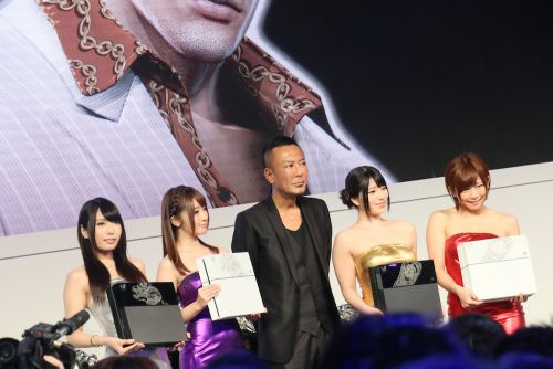 左から、有村千佳、初美沙希、名越稔洋氏、上原亜衣、紗倉まな